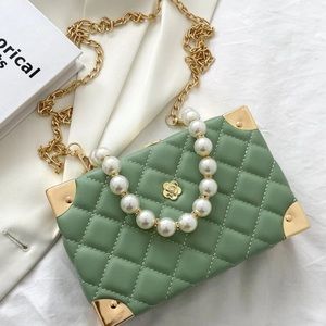 Green
Chain, Top Handle
Quilted
Fashionable
Small
Beaded, Pearls
Box Bag